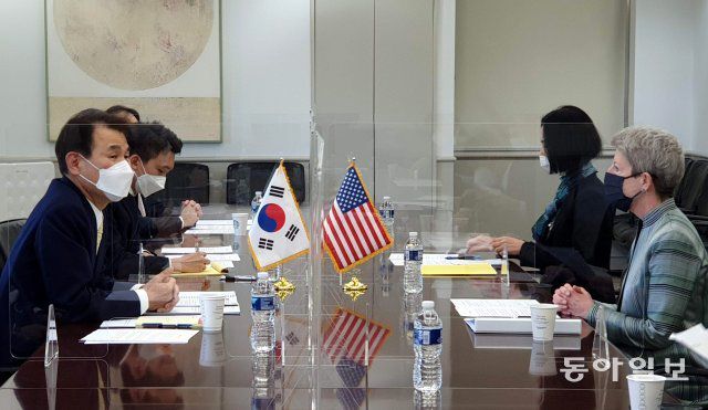 정은보 한미 방위비분담금 협상대사와 도나 웰튼(Donna Welton) 국무부 방위비분담협상대표(정치군사국 선임보좌관)가 미국  워싱턴에서 한·미 방위비분담협상을 하고  있다. 워싱턴=이정은 기자  lightlee@donga.com