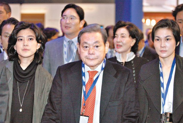 고 이건희 삼성 회장(앞줄 가운데)이 2010년 가족과 함께 미국 라스베이거스에서 열린 최대 정보기술(IT) 전시회 CES에 참석했을 당시 모습. 장녀 이부진 호텔신라 사장(앞줄 왼쪽)과 차녀 이서현 삼성복지재단 이사장(앞줄 오른쪽)이 이 회장과 함께 걷고, 이재용 삼성전자 부회장(뒷줄 왼쪽)과 홍라희 전 리움미술관 관장(뒷줄 오른쪽)이 이야기를 나누며 뒤따르고 있다. 삼성 제공