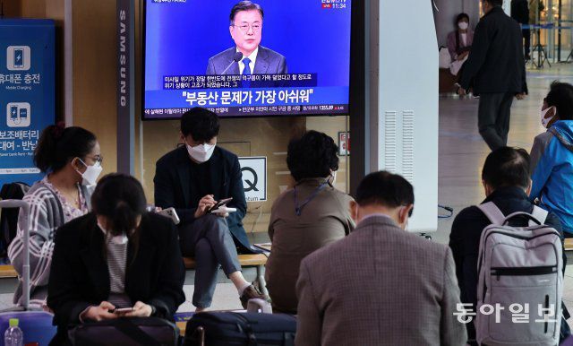 10일 오전 서울역 대합실에서 시민들이 문재인 대통령 취임 4주년 특별연설을 시청하고 있다.  양회성 기자 yohan@donga.com