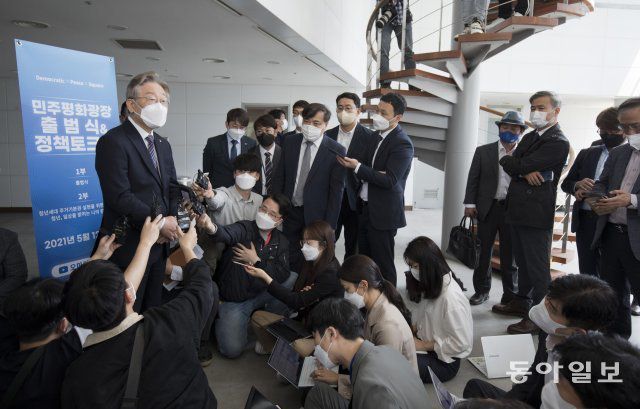 12일 오전 이재명 경기도지사가 서울 상암동에 위치한 서울미디어대학원대학교에서 열린 민주평화광장 출범식&정책토크쇼에 참석해 기자들과 일문일답을 하고 있다. 사진공동취재단