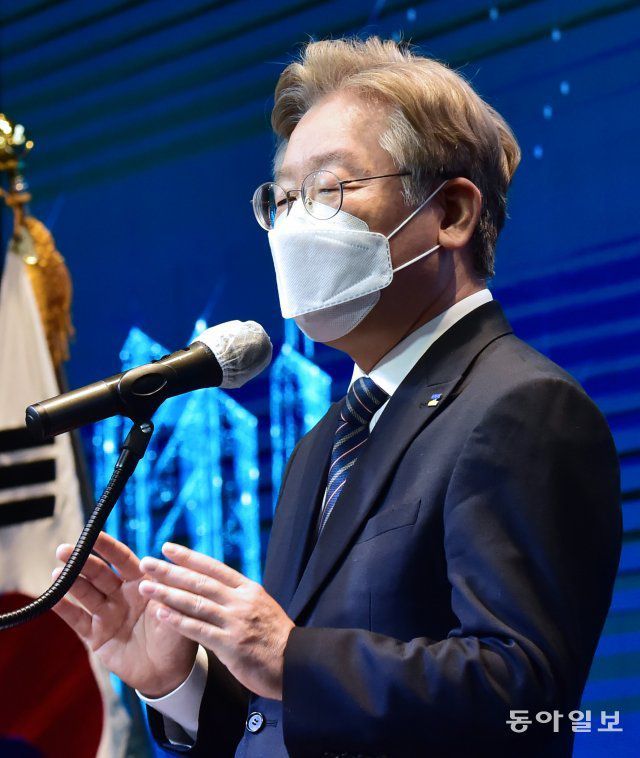 이재명 지사가 12일 서울 여의도 글래드호텔에서 열린 경기도 ‘비주거용 부동산 공평과세 실현 국회 토론회’에 참석해 환영사를 하고 있다.  안철민 기자 acm08@donga.com