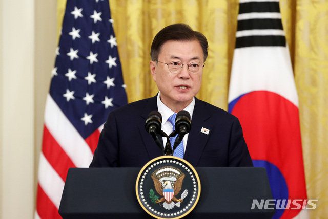 문재인 대통령이 21일 오후(현지시간) 조 바이든 미국 대통령과 한-미 정상회담을 마치고 백악관 이스트룸에서 공동 기자회견을 하며 발언하고 있다. 뉴시스