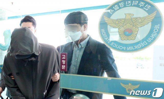 전북 완주 삼봉지구 투기 의혹을 받고 있는 LH전북본부 직원이 8일 구속 전 피의자심문(영장실질심사)을 마치고 전북 전주시 전주덕진경찰서 유치장으로 향하고 있다. 2021.4.8/뉴스1 © News1