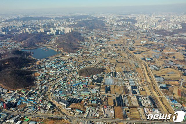 국토교통부는 24일 신규 공공택지 추진계획을 발표했다. 이날 신규택지로 지정된 광명·시흥 지구는 1271만㎡ 규모로 서울 여의도 면적의 4.3배에 이르며 광명·시흥 지구에서 총 7만가구의 신규 주택을 지을 계획이다. 사진은 이날 신규 택지로 지정된 경기도 시흥시 과림동, 광명시 옥길동 일대의 모습. 2021.2.24/뉴스1 © News1