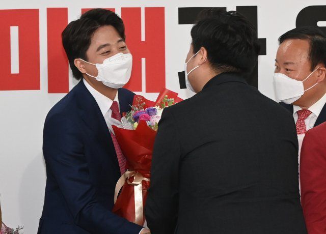 이준석 국민의힘 대표 당선자가 11일 오전 서울 영등포구 여의도동 국민의힘 당사에서 열린 전당대회에서 당선자 지명 후 축하받고 있다. 사진공동취재단