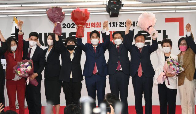 이준석 국민의힘 대표 당선자와 최고위원 당선자들이 11일 오전 서울 영등포구 여의도동 국민의힘 당사에서 열린 전당대회에서 당선자 지명 후 인사하고 있다. 사진공동취재단