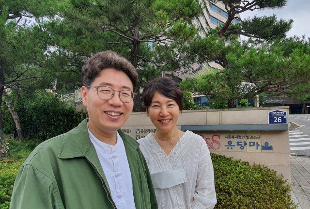 전국 실버타운 관련 정보를 유튜브에 올리는 문성택 씨 부부. 빨리 60세가 되는 날을 고대하고 있다. 문성택 씨 제공