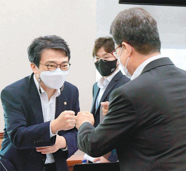 인사는 나누지만… 18일 서울 여의도 국회에서 열린 언론중재 및 피해구제 등에 관한 법률 일부개정법률안(언론중재법)  심의를 위한 문화체육관광위원회 안건조정위원회에서 비교섭단체 조정위원으로 선임된 열린민주당 김의겸 의원(왼쪽)이 국민의힘 간사인  이달곤 의원(오른쪽)과 주먹 인사를 나누고 있다. 사진공동취재단