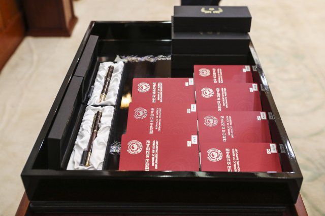 미래세대와 문화를 위한 대통령 특별사절 임명장 수여식이 14일 청와대 본관에서 열렸다. 그룹 BTS 멤버들에게 지급된 외교관 여권과 만년필. 청와대사진기자단