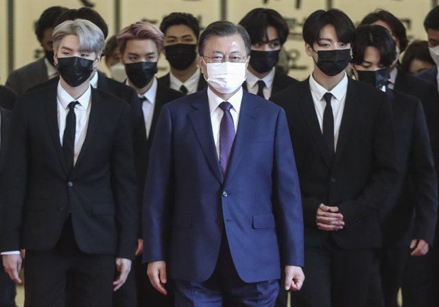 미래세대와 문화를 위한 대통령 특별사절 임명장 수여식이 14일 청와대 본관에서 열렸다. 임명식이 끝난 뒤 문재인 대통령과 그룹 BTS 멤버들이 환담장으로 이동하고 있다. 청와대사진기자단