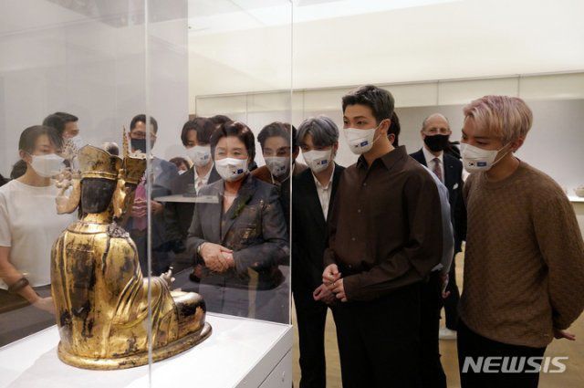 김정숙 여사가 BTS와 미국 뉴욕 메트로폴리탄 미술관 한국실을 방문해 전시를 관람하며 한국 문화를 홍보하는 시간을 가졌다.뉴시스