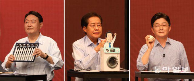 26일 서울 마포구 채널A 스튜디오에서 열린 국민의힘 대선 후보 경선 3차 토론회에서 주자들은 각각 자신을 나타내는 소품을 제시했다. 윤석열 후보(왼쪽)는 “정치는 국민을 잘 먹고 잘살게 하는 것”이라며 수저 세트를, 홍준표 후보(가운데)는 “대장동 개발비리를 포함해 모든 부정부패를 깨끗하게 청소하겠다”며 세탁기 모형을, 유승민 후보는 “저 유승민을 다시 한번 생각해 달라”며 과거 야구팀에서 홈런을 쳤던 야구공을 각각 꺼내 들었다. 김동주 기자 zoo@donga.com