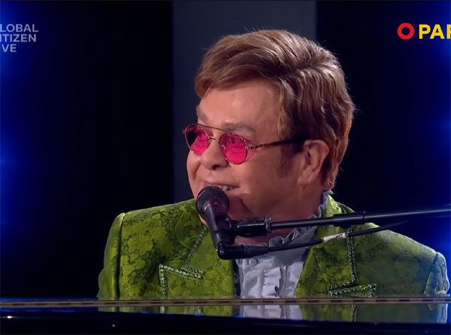 프랑스 파리 샹드마르스 광장에서 공연하고 있는 엘턴 존. 글로벌 시티즌 라이브 유튜브 캡처