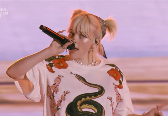 6만여 명의 관객이 모인 미국 뉴욕 센트럴파크에서 노래를 부르는 빌리 아일리시. 글로벌 시티즌 라이브 유튜브 캡처