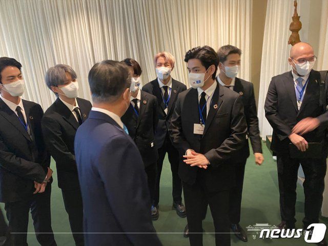 문재인 대통령이 20일(현지시간) 뉴욕 유엔본부에서 열린 제76차 유엔 총회 SDG Moment(지속가능발전목표 고위급회의) 개회 세션에서 그룹 방탄소년단(BTS)과 이야기를 나누고 있다. 2021.9.21. 뉴스1/청와대 페이스북