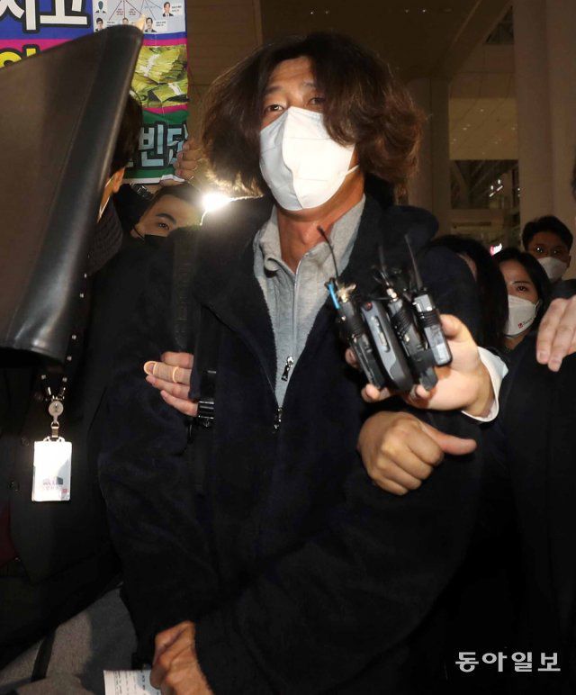 ‘대장동 의혹’ 핵심 인물인 남욱 변호사가 18일 오전 인천국제공항에 도착, 긴급체포돼 대검찰청 관계자들과 함께 입국장을 나서고 있다. 2021.10.18 사진공동취재단