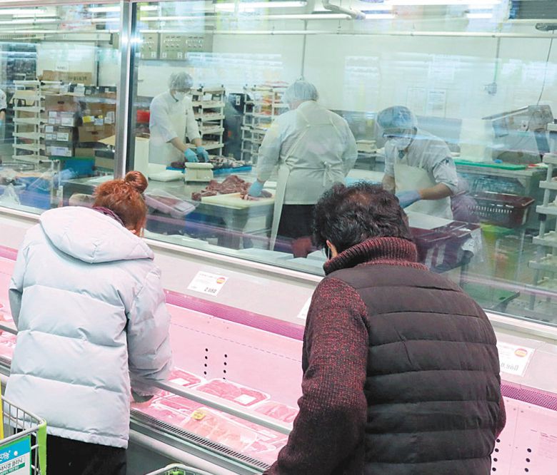 14일 오후 서울 노원구 이마트 트레이더스 월계점의 축산 코너. 통유리를 통해 고객들은 고기를 소분하는 과정을 직접 보고 구매할 수 있다. 이마트 트레이더스 제공