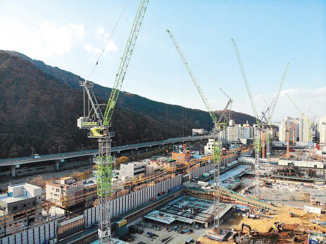 대우건설 건설현장에 쓰이는 18t 러핑타워크레인.