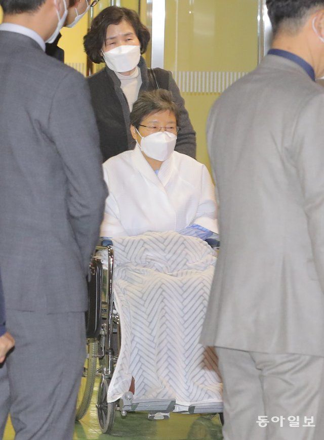 신종 코로나바이러스 감염증(코로나19) 확진자와 접촉해 서울성모병원에서 20일간 격리 치료를 받아오던 박근혜 전 대통령이 9일 수감 중이던 경기 의왕시 서울구치소로 돌아오고 있다. 앞서 박 전 대통령은 코로나19 검사에서 음성 판정을 받았다. (원대연 기자 yeon72@donga.com)