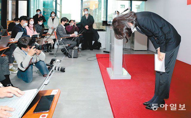 국민의힘 윤석열 대선 후보의 부인 김건희 씨가 26일 오후 서울 여의도 국민의힘 당사에서 허위 경력 기재 등 자신을 둘러싼 의혹에  대해 허리를 90도로 숙여 사과하고 있다. 그동안 유지하던 긴 머리를 잘라 단발머리를 하고 등장한 김 씨는 긴장한 모습이  역력했다. 송은석 기자 silverstone@donga.com