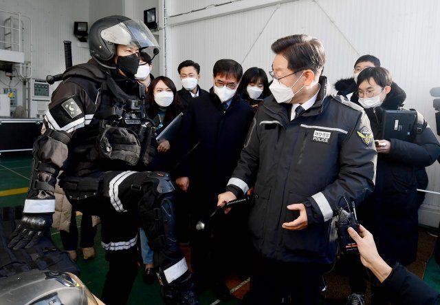 더불어민주당 이재명 대선 후보(오른쪽)가 30일 인천 중구 서해5도 특별경비단을 찾아 불법 조업 진압장비를 살펴보고 있다. 사진공동취재단