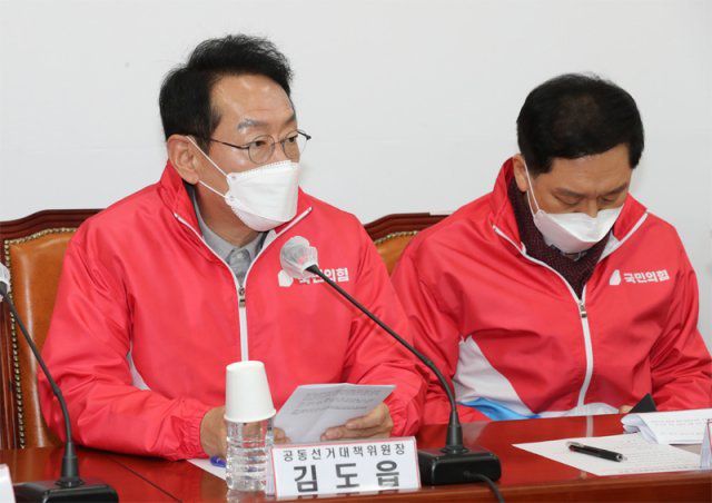 국민의힘 김도읍 정책위의장(왼쪽)이 지난달 30일 국회에서 열린 중앙선거대책위원회의에서 발언하고 있다. 사진공동취재단