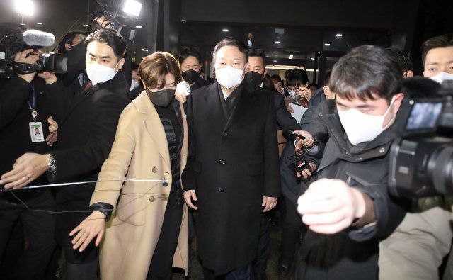 지난 3일 밤 일정을 잠정 중단했던 윤석열 국민의힘 대선 후보가 서울 여의도 국민의힘 당사에서 오랫동안 회의를 마친 후 당사를 나서고 있다. 사진공동취재단