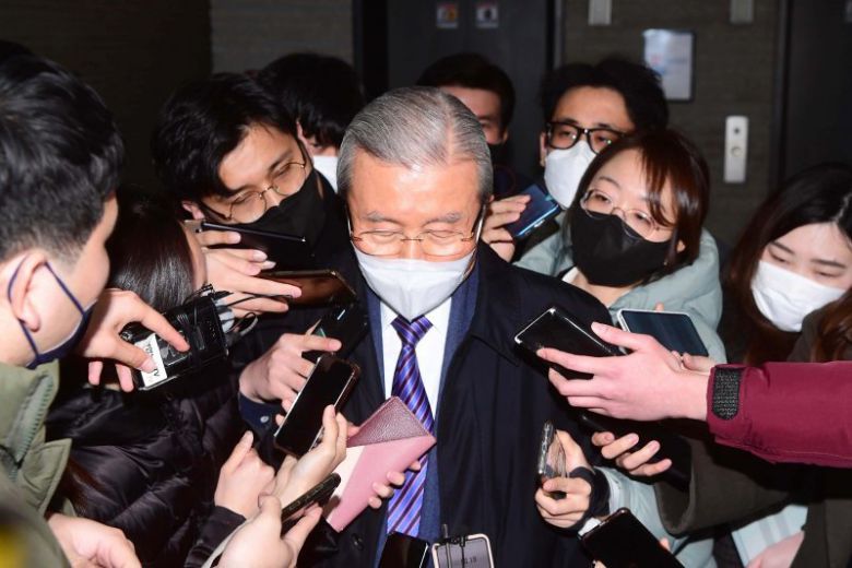 김종인 국민의힘 총괄선대위원장이 4일 오후 서울 여의도 국민의힘 당사를 나서며 취재진과 만나 질문에 답변하고 있다.  사진공동취재단