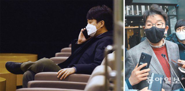 국민의힘 이준석 대표가 4일 서울 중구 대한상공회의소에서 열린 ‘2022년 경제계 신년인사회’ 행사 참석에 앞서 통화를 하고 있다(왼쪽 사진). 오른쪽 사진은 국민의힘 윤석열 대선 후보의 최측근 권성동 사무총장이 서울 여의도 당사에서 취재진에 둘러싸여 있는 모습. 권 사무총장은 이날 이 대표를 향해 “당의 분란을 조장한다”며 날을 세웠다. 사진공동취재단