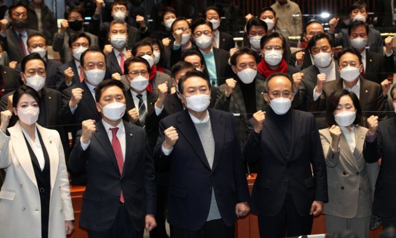 국민의힘 윤석열 대선 후보(앞줄 가운데)가 6일 서울 여의도 국회에서 열린 의원총회에서 의원들과 함께 파이팅을 외치고 있다. 사진공동취재단