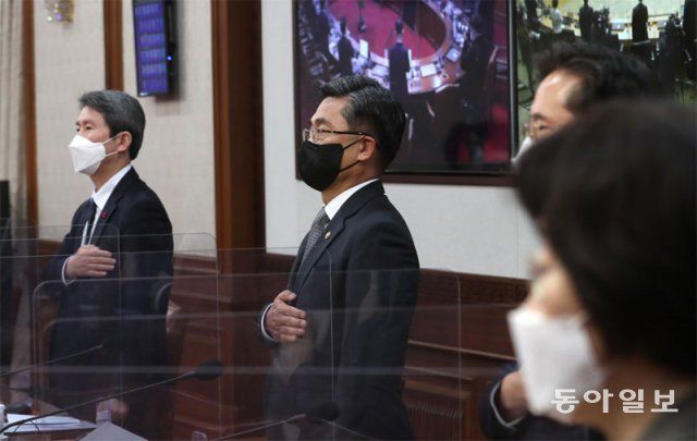 국무회의 참석한 국방-통일부 장관 이인영 통일부 장관, 서욱 국방부 장관(왼쪽부터) 등 국무위원들이 11일 서울 종로구 정부서울청사에서 열린 국무회의에 참석해 국민의례를 하고 있다. 사진공동취재단