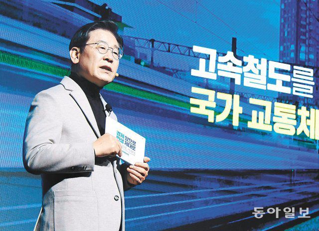 ‘잡스처럼’ 터틀넥에 무선마이크 더불어민주당 이재명 대선 후보가 11일 서울 여의도 국회 의원회관에서 열린 ‘신경제 비전 선포식’에서 프레젠테이션을 진행하고  있다. 이 후보는 이날 1인 강연 형식으로 진행된 선포식에서 ‘성장’을 25차례 언급하며 ‘경제 대통령’ 이미지를 강조했다.  사진공동취재단