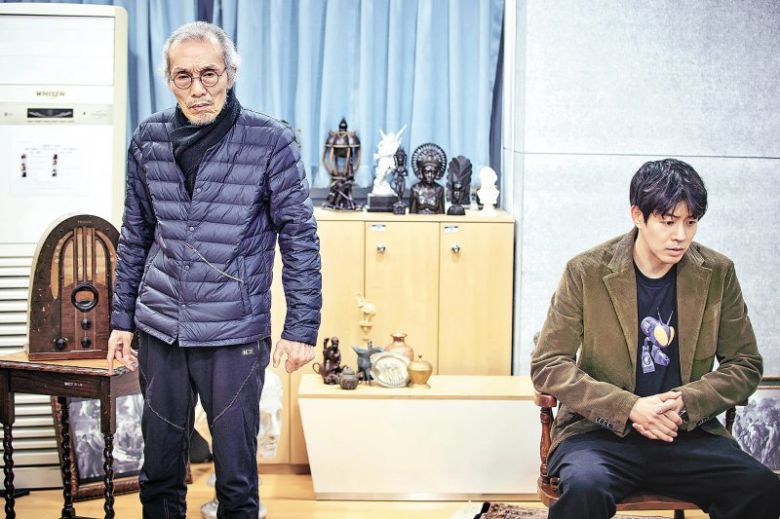 연극 ‘라스트 세션’에서 프로이트 역을 맡은 오영수(왼쪽)가 지난해 12월 서울 종로구의 연습실에서 C S 루이스 역의 이상윤과 토론하는 장면을 연습하고 있다.  파크컴퍼니 제공