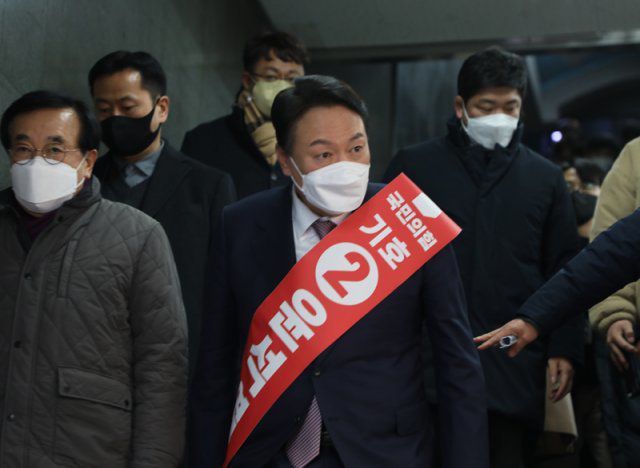 윤석열 국민의힘 대선 후보가 14일 오후 부산 도시철도 1, 2호선 서면역 지하상가를 방문해 시민들과 인사를 나누고 있다.2022.1.14/뉴스1