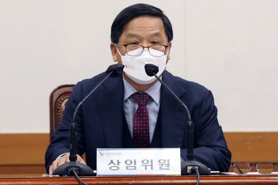 임명 당시 ‘친여 성향’ 논란을 빚은 조해주 중앙선거관리위원회 상임위원이 12일 오후 경기 과천 중앙선관위에서 열린 ‘2022 주요업무계획 회의’에서 퇴임을 앞두고 인사말을 하고 있다. 2022.1.12/뉴스1 © News1