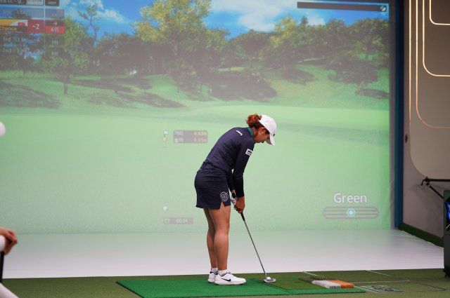 스크린골프 G투어에서 차분하게 퍼팅을 하고 있는 박단유. 정교한 퍼팅은 그의 장점으로 꼽힌다. 골프존 제공