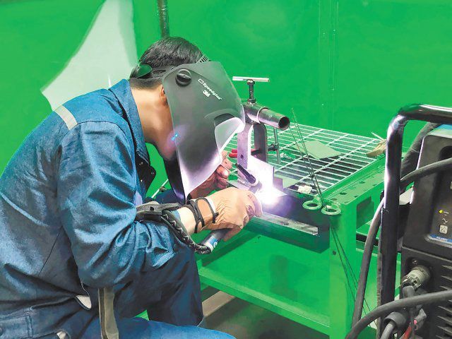 중소조선연구원은 조선산업의 생산성 향상과 기술력을 확보하고 생산기술 혁신을 주도해나갈 인력 양성을 목표로 한다. 교육생들이 용접 및 실습 교육을 받고 있다.