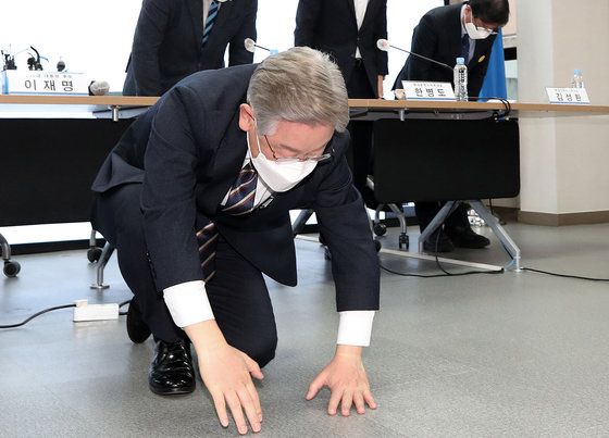 지난해 11월 큰절하는 이재명 더불어민주당 대선 후보. 뉴스1