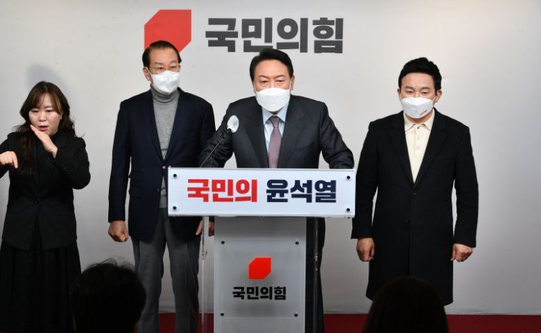 국민의힘 윤석열 대선 후보가 27일 서울 여의도 당사에서 정치 분야 공약 발표를 마친 후 취재진 질문에 답변하고 있다. 사진공동취재단