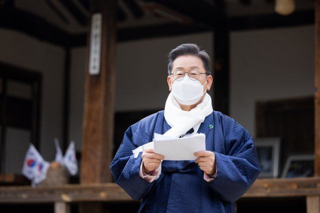 이재명 더불어민주당 대선 후보가 설 명절인 1일 고향인 경북 안동을 찾아 ‘경북 7대 공약’을 발표하고 있다. 뉴스1/더불어민주당 선대위 제공
