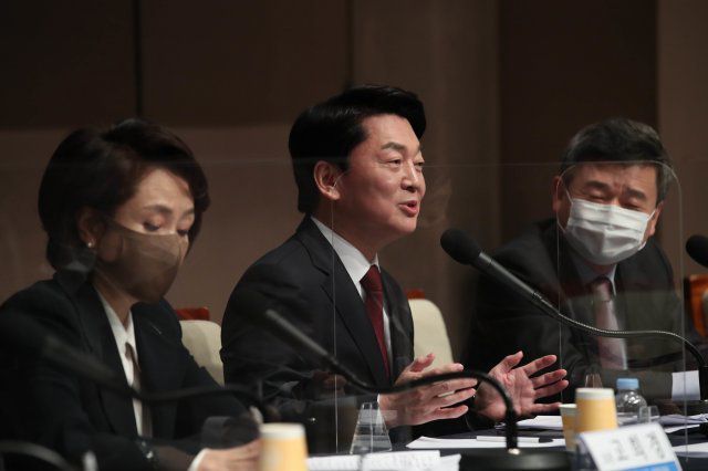 국민의당 안철수 대선 후보(가운데)가 8일 서울 중구 한국프레스센터에서 열린 대선후보 초청 관훈토론회에서 발언하고 있다. 사진공동취재단