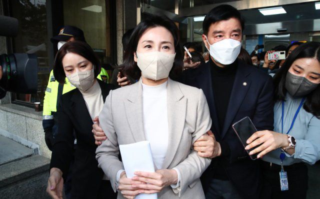 이재명 대선 후보의 부인 김혜경씨가  9일 오후 서울 여의도 중앙당사 기자회견장에서 사과문 발표를 마친 뒤 당사를 나서고 있다. 사진공동취재단