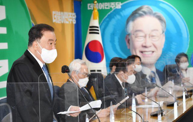 문희상 전 국회의장이 11일 서울 여의도 민주당사에서 열린 더불어민주당 선대위 상임고문단 및 고문단 기자회견에서 윤석열 국민의힘 대선후보의 적폐수사 발언에 대한 성명서를 발표하고 있다. 2022.2.11. 뉴스1