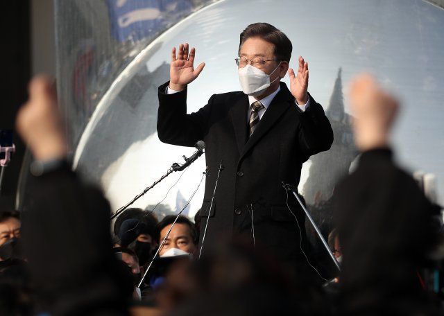 공식선거운동 개시를 사흘 앞두고 중원 공략에 나선 이재명 더불어민주당 대선 후보가 12일 오전 대전 유성구 대전e스포츠경기장에서 열린 대전·세종 공약 발표에 앞서 엑스포공원 한빛탑 광장에 모인 시민들에게 지지를 호소하고 있다. 뉴스1