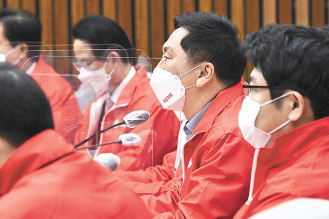 국민의힘 김기현 원내대표(오른쪽에서 두 번째)가 11일 서울 여의도 국회에서 열린 원내대책회의에서 모두발언을 하고 있다. 김  원내대표는 이날 윤석열 대선 후보의 ‘현 정권 적폐 수사’ 예고 발언 논란에 “범죄를 저지르면 법에 따라 처리하는 게 법치주의인데  어떻게 정치 보복인가”라고 말했다. 사진공동취재단