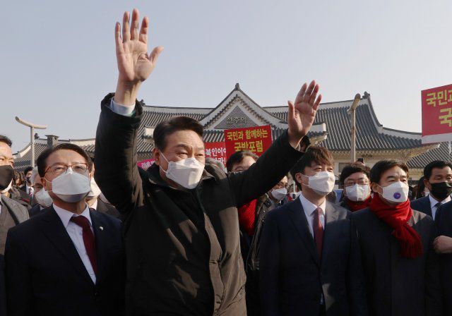 국민의힘 윤석열 대선 후보와 이준석 대표가 12일 오전 전북 전주시 전주역광장에서 시민들에게 인사하고 있다. 윤 후보는 자신의 정책 공약을 홍보하는 ‘열정열차’를 타고 1박 2일 일정으로 호남지역을 순회한다. 뉴스1