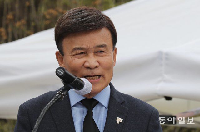 12일 서울 동작구 국립서울현충원에서 열린 운암 김성숙 선생의 52주기 추모제에서 광복회 김원웅 회장이 기념사를 하고 있다. 2021.04.12 홍진환 기자 jean@donga.com