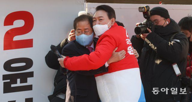 윤석열 국민의힘 대선 후보가 공식선거운동 첫날인 15일 대구 동구 동대구역 광장에서 열린 선거 유세에서 홍준표 의원과 포옹을 하고 있다. 사진공동취재단