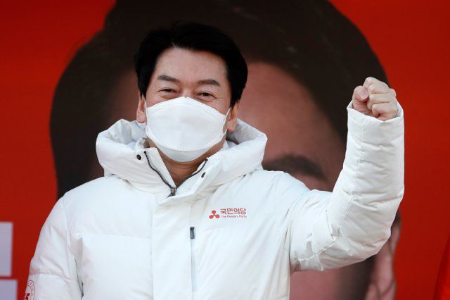 안철수 국민의당 대선후보가 제20대 대통령 선거 공식 선거운동이 시작된 15일 오전 경북 구미시 구미역 앞 광장에서 유세를 펼치며 지지를 호소하고 있다. 2022.2.15/뉴스1