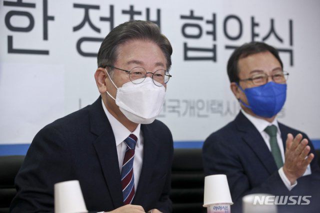 더불어민주당 이재명 대선 후보(왼쪽)가 16일 오전 서울 강남구 전국개인택시공제조합에서 열린 정책협약식에서 발언을 하고 있다. 사진공동취재단